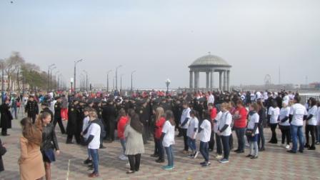 В Амурской области проведен флешмоб под девизом «Предупредить-Защитить-Привить» с участием представителей администрации города Благовещенска, министерств здравоохранения и образования, общественной молодежной организации «Выбор», «Благовещенской Ассоциации пожилых людей», студентов высших и средних учебных заведений.