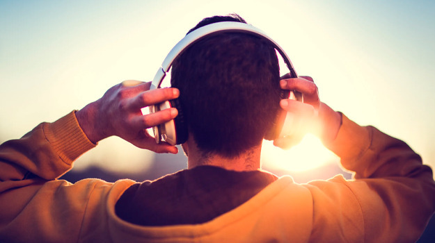 Всемирный день слуха. Вредны ли наушники?