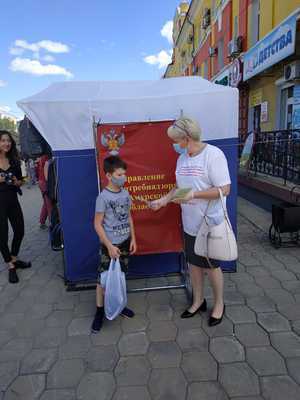  Управление Роспотребнадзора совместно с ФБУЗ «Центр гигиены и эпидемиологии в Амурской области» продолжает консультировать граждан в отношении приобретения товаров для школьников.