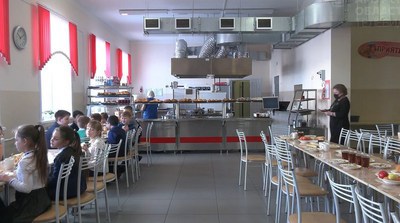 О школьном питании в программе В центре внимания рассказал заместитель руководителя Управления Роспотребнадзора по Амурской области Михаил Шептунов