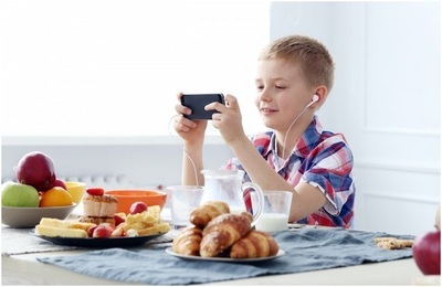 Гаджеты во время еды: запрещать или нет