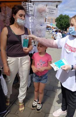 Роспотребнадзор  консультирует граждан на школьной ярмарке 