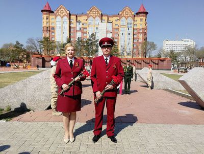 Сотрудники Управления Роспотребнадзора по Амурской области возложили цветы к памятникам воинам-амурцам и труженикам тыла  на площади Победы