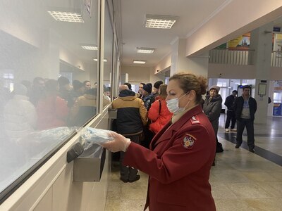 Роспотребнадзор консультирует туристов на таможне и раздаёт маски  и санитайзеры