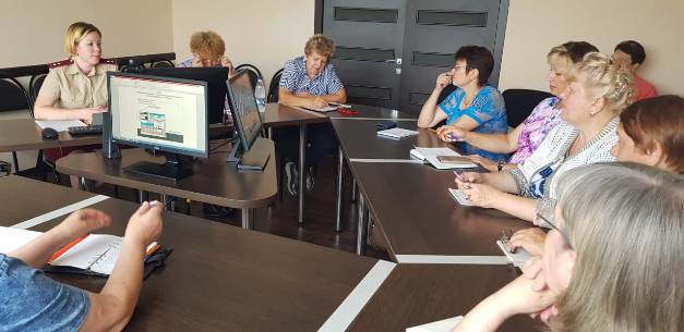 В администрации Архаринского района  состоялся семинар для субъектов предпринимательства по теме «О рекомендуемых способах размещения (выкладки) молочных, молочносоставных и молокосодержащих пищевых продуктов в торговом зале и ином месте продажи»