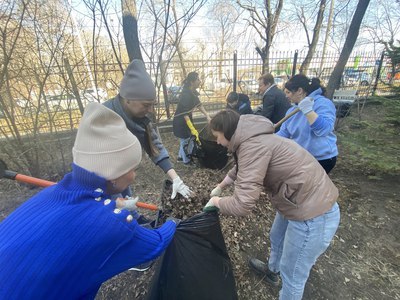 Уборку на пятёрку провели сотрудники Роспотребнадзора на весеннем субботнике
