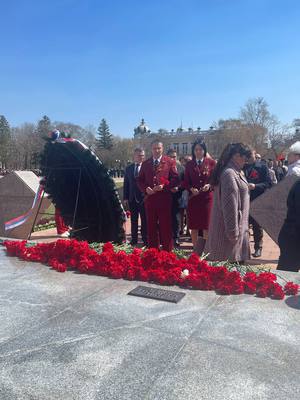 Сотрудники Управления Роспотребнадзора по Амурской области и ФБУЗ «Центр гигиены и эпидемиологии в Амурской области» возложили цветы к памятникам воинам-амурцам и труженикам тыла  на площади Победы, поздравили ветеранов службы. 