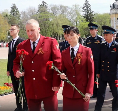 От имени всего коллектива мы почтили сегодня память павших воинов и возложили цветы к мемориалу на площади Победы.